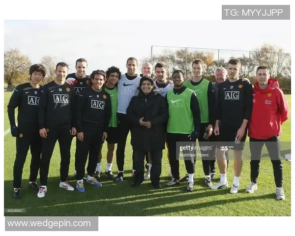 四大足球巨星同框合照展现赛场巅峰对决引领全球足坛风潮 四大足球巨星同框合照展现赛场巅峰对决引领全球足坛风潮