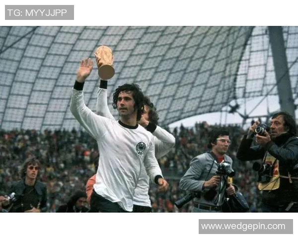 德国足球明星的辉煌历史与成就解析:从贝肯鲍尔到穆勒的时代变迁 德国足球明星的辉煌历史与成就解析:从贝肯鲍尔到穆勒的时代变迁