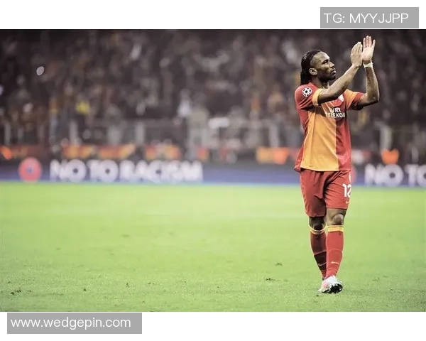 德罗巴足球明星挂件收藏品完美呈现传奇球员风采，球迷必备纪念精品