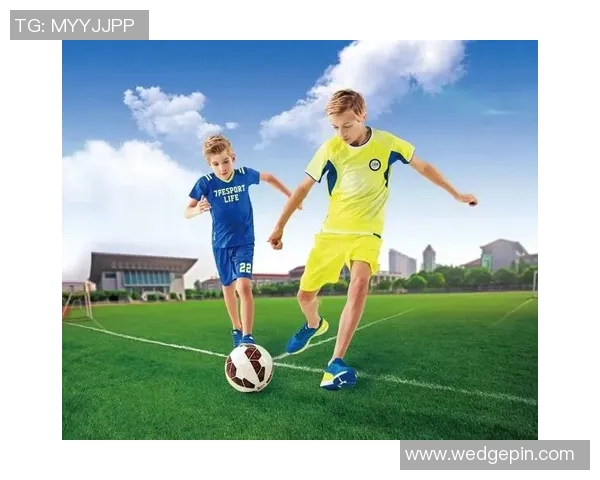 足球女星户外活动时尚头像展现动感与魅力，青春活力尽显风采